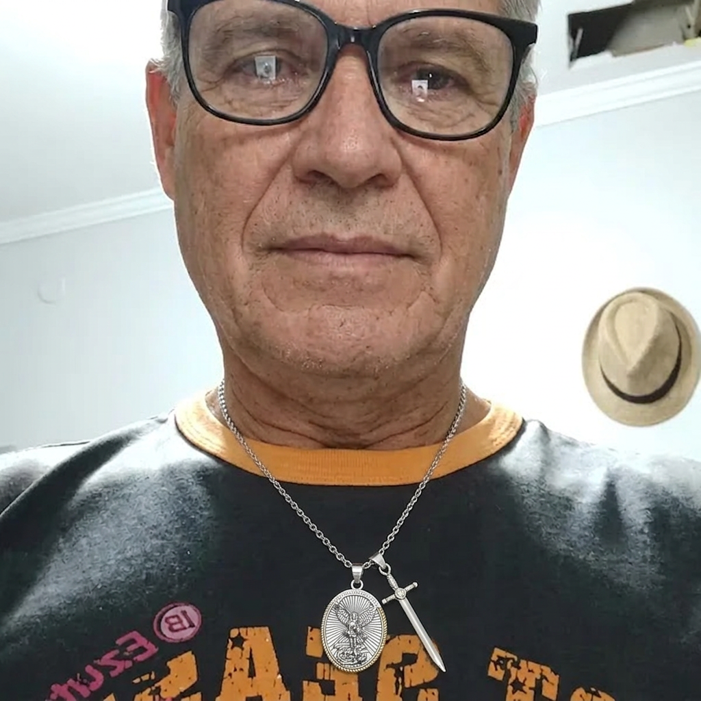 Seu Antônio usando o Colar de São Miguel Arcanjo
