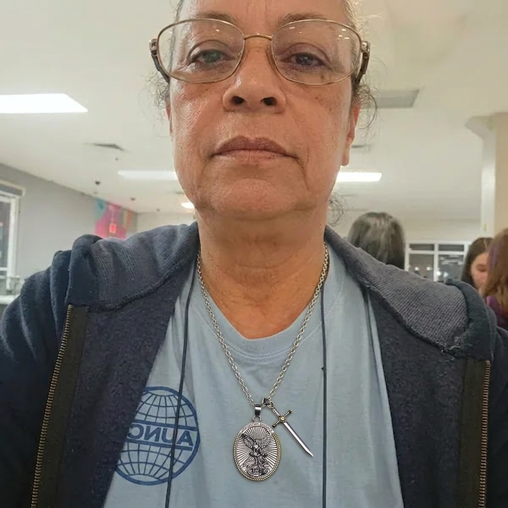 Dona Cleuza usando o Colar de São Miguel Arcanjo