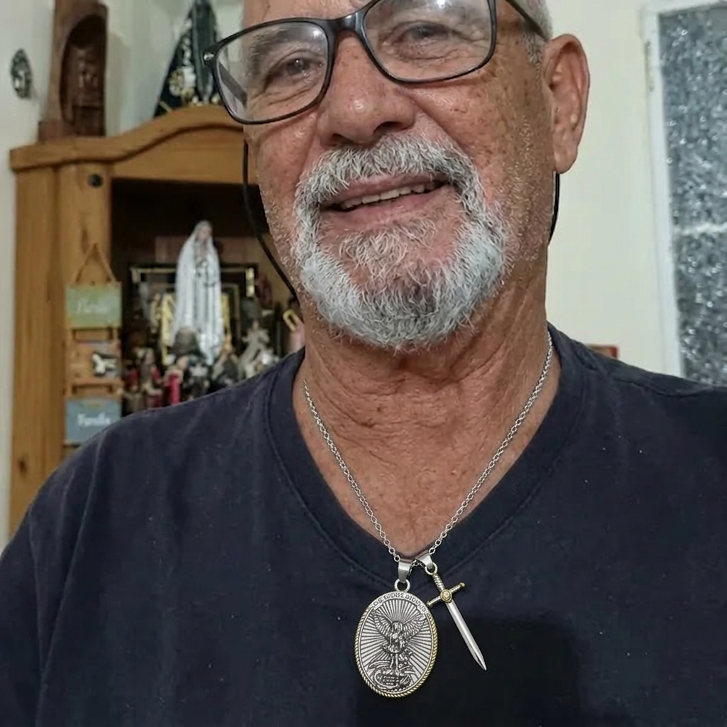Seu Roberto usando o Colar de São Miguel Arcanjo