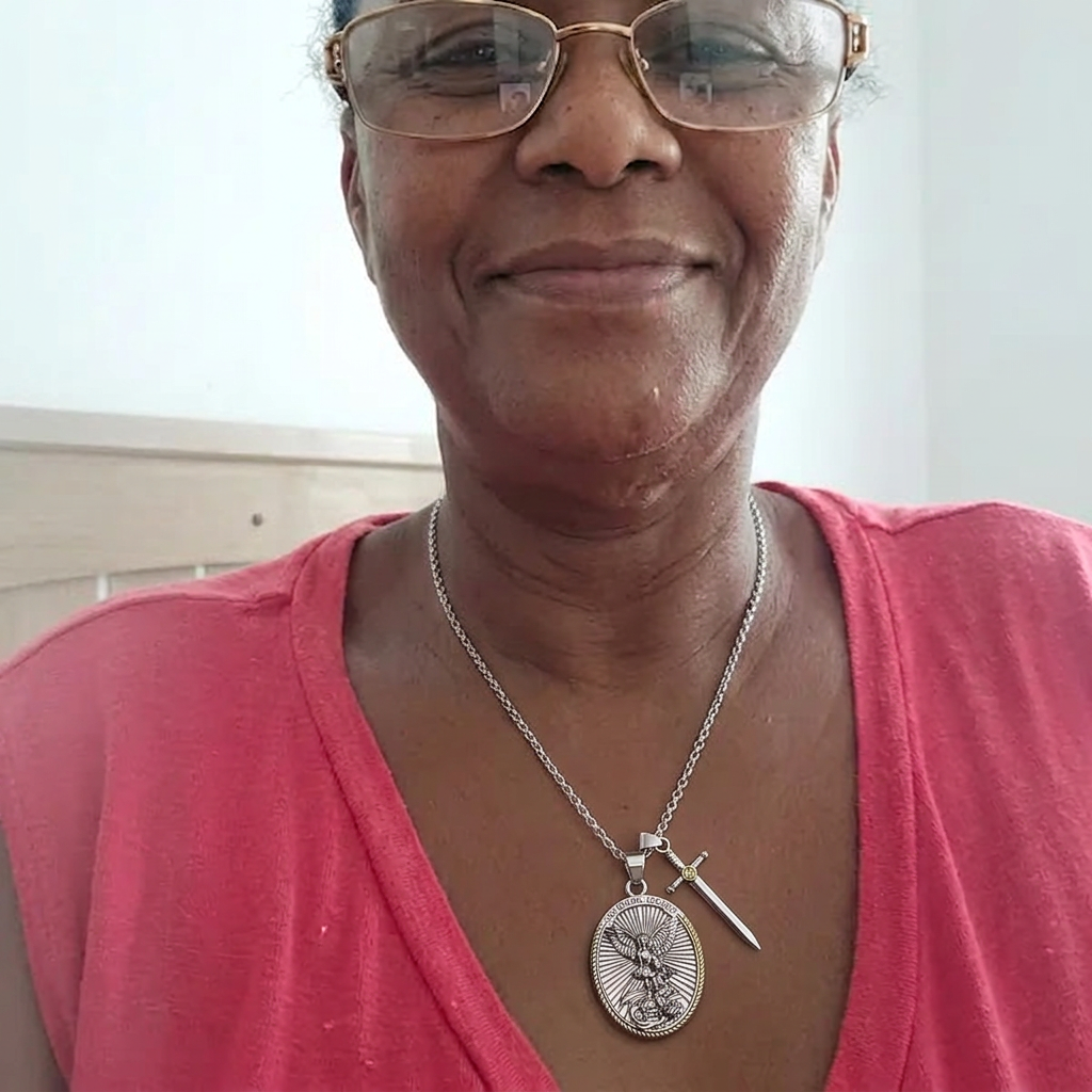 Dona Marlene usando o Colar de São Miguel Arcanjo
