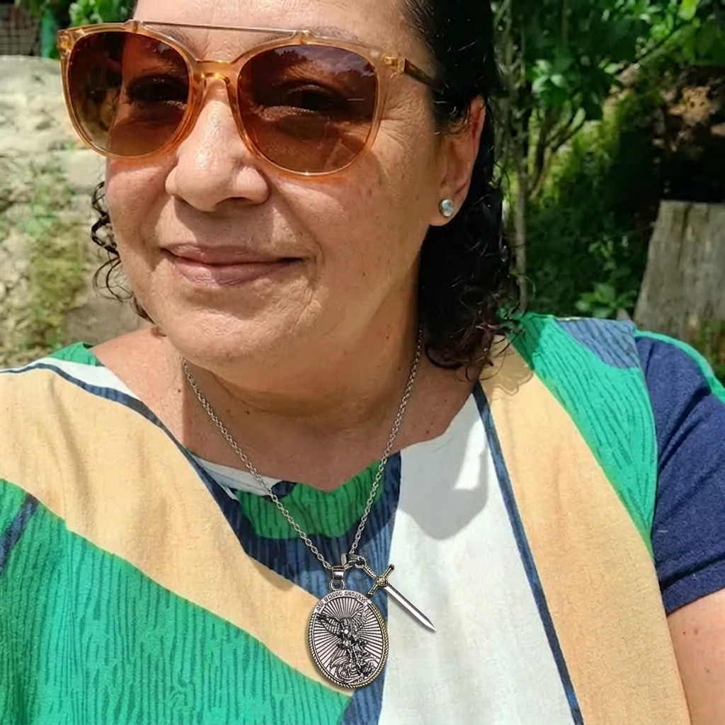 Dona Lúcia usando o Colar de São Miguel Arcanjo