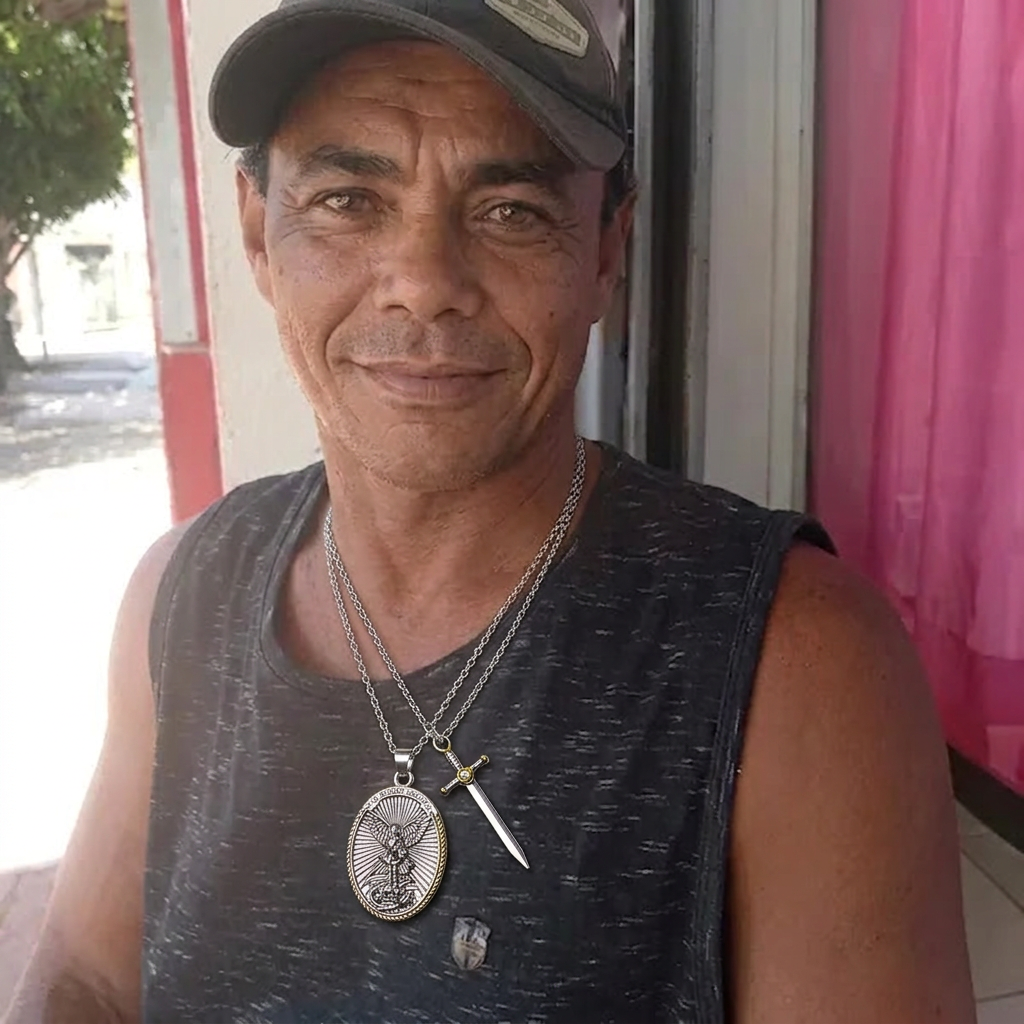 Seu Carlos usando o Colar de São Miguel Arcanjo